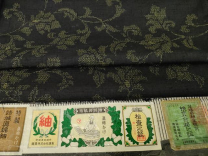 平和屋着物●結城紬　100亀甲　花唐草文　藤貫　黒地　ロング丈　やまと誂製　証紙付き　正絹　逸品　AABE3429ck
