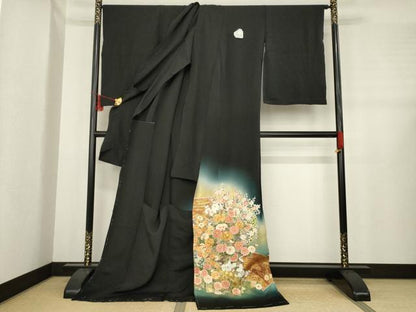 平和屋着物●京友禅の第一人者 松井青々 黒留袖 駒刺繍 地紙花丸文 上代180万 浜ちりめん 金銀彩 仮絵羽 正絹 逸品 未使用 AABE3431ck