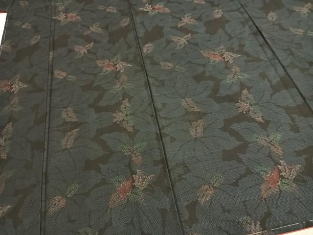 平和屋着物●本場大島紬　カタス7マルキ　純泥染　手織　草花文　畠山紬工場謹製　証紙付き　正絹　逸品　AABE5512fy