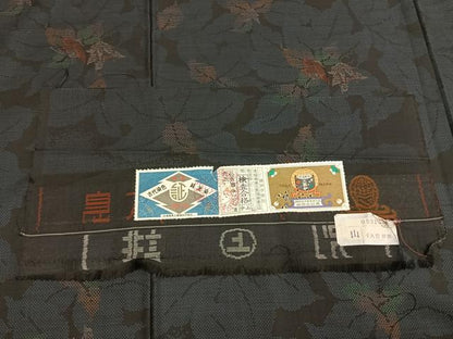 平和屋着物●本場大島紬　カタス7マルキ　純泥染　手織　草花文　畠山紬工場謹製　証紙付き　正絹　逸品　AABE5512fy