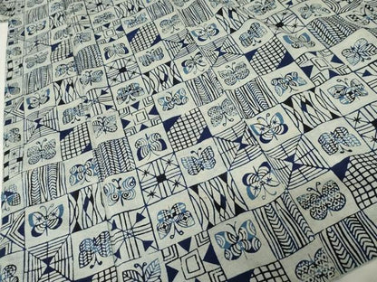 平和屋着物●国画会国展作家　立花長子　小紋　紬地　藍　型絵染　格子舞蝶文　正絹　逸品　AABE7093cs