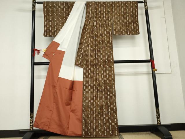 平和屋着物●京都の和装業の老舗一門　千切屋　紬　幾何学縞文　小田急百貨店扱い　反端付き　正絹　逸品　AABE7113cs