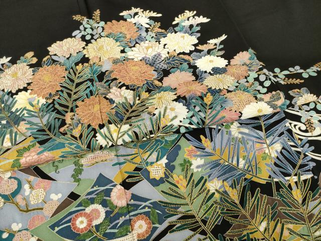 平和屋着物●豪華黒留袖　友禅　作家物　蘇州刺繍　草花文　金糸　正絹　逸品　AABE7584ck