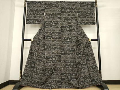 平和屋着物●本場大島紬　カタス9マルキ　横段人物花蔦草文　黒地　正絹　逸品　AABE7758ck