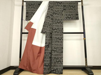 平和屋着物●本場大島紬　カタス9マルキ　横段人物花蔦草文　黒地　正絹　逸品　AABE7758ck
