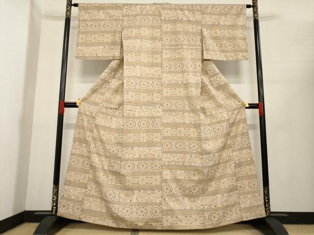 平和屋着物○本場結城紬 重要無形文化財 100亀甲 横段花文