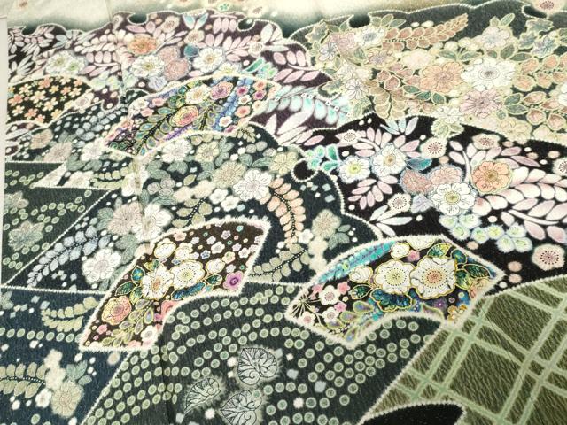平和屋着物●訪問着　作家物　雪輪地紙草花文　暈し染め　金彩　銀通し地　正絹　逸品　AABE8642cs