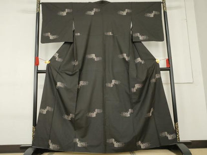 平和屋着物●本場大島紬　地空き　カタス9マルキ　幾何学文様　黒地　正絹　逸品　AABE8646cs