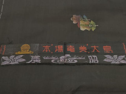 平和屋着物●川口廣昭　本場大島紬　地空き　カタス9マルキ　遠州椿　黒地　ロング丈　反端付き　正絹　逸品　未使用　AABE8667cs