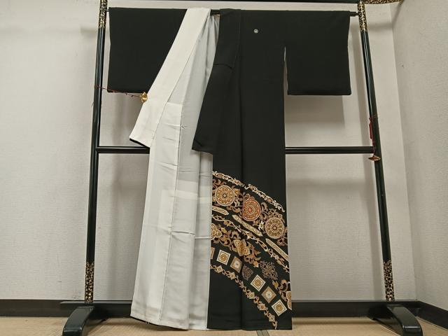 平和屋着物●創業460年・千總　黒留袖　駒刺繍　花唐草文　金彩　高島屋扱い　正絹　逸品　AABE8925ph