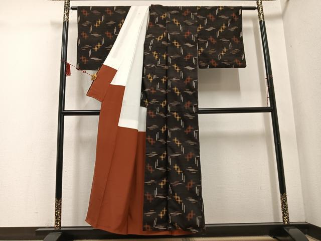 平和屋着物●国指定重要無形文化財　本場久米島紬　手織　琉球絣文様　正絹　逸品　AABE8935ph