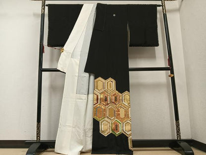 平和屋着物■豪華黒留袖　駒刺繍　亀甲花唐草文　金彩　正絹　逸品　AABF0180ph