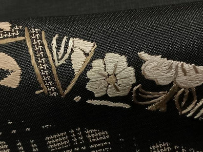 平和屋着物●本場大島紬　刺繍　熨斗花文　黒地　正絹　逸品　AABF0252fy