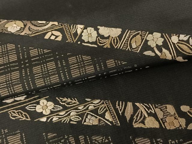 平和屋着物●本場大島紬　刺繍　熨斗花文　黒地　正絹　逸品　AABF0252fy