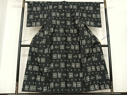 平和屋着物●本場琉球絣　紬　黒地　正絹　逸品　AABF0308fy
