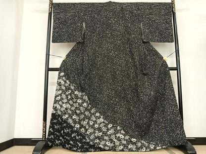 平和屋着物●訪問着 紬地 型染め 花唐草文 黒地 正絹 逸品 AABF0641fy