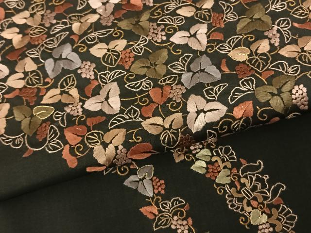 平和屋着物●訪問着 本場大島紬 総刺繍 葡萄蔦の葉文 黒地 金糸 正絹 逸品 AABF0689fy