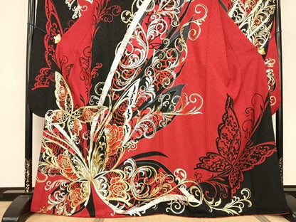 平和屋着物●豪華振袖　駒刺繍　舞蝶文　金銀彩　銀通し地　正絹　逸品　AABF0698fy