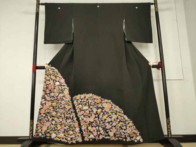 平和屋着物●豪華黒留袖　友禅　刺繍　宝尽くし地紋　金彩　正絹　逸品　AABF0887ck