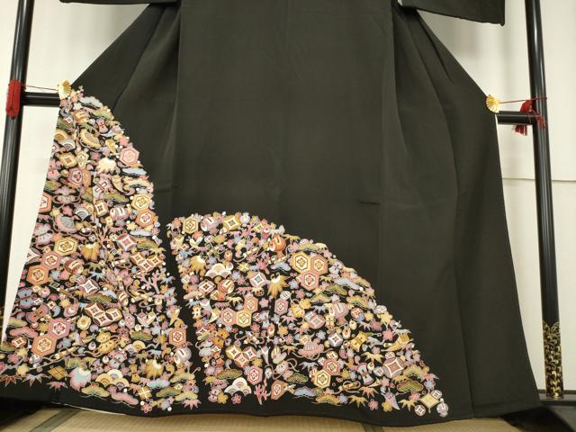平和屋着物●豪華黒留袖　友禅　刺繍　宝尽くし地紋　金彩　正絹　逸品　AABF0887ck