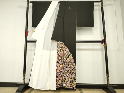 平和屋着物●豪華黒留袖　友禅　刺繍　宝尽くし地紋　金彩　正絹　逸品　AABF0887ck