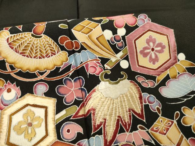 平和屋着物○豪華黒留袖 友禅 刺繍 宝尽くし地紋 金彩 正絹 逸品