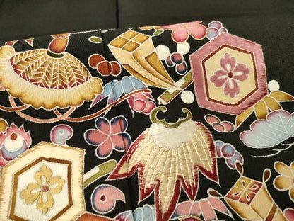平和屋着物●豪華黒留袖　友禅　刺繍　宝尽くし地紋　金彩　正絹　逸品　AABF0887ck