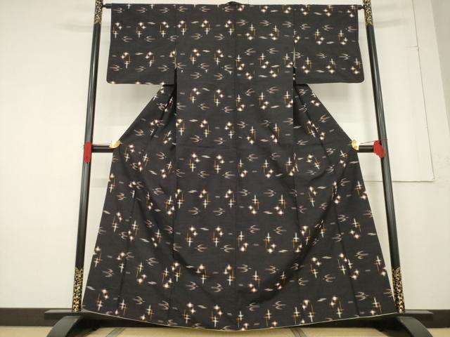 平和屋着物●本場米琉　置賜紬　琉球絣文様　黒地　正絹　逸品　AABF1329ck