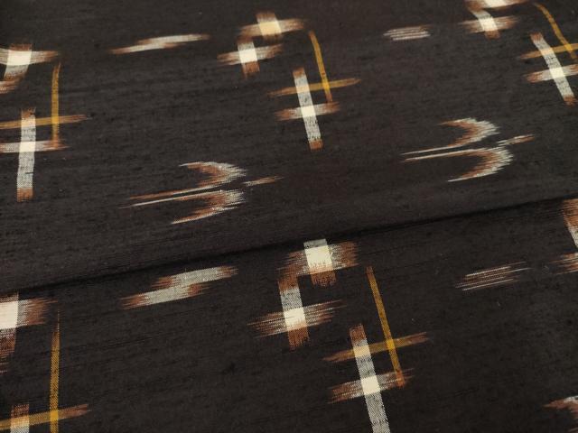 平和屋着物●本場米琉　置賜紬　琉球絣文様　黒地　正絹　逸品　AABF1329ck