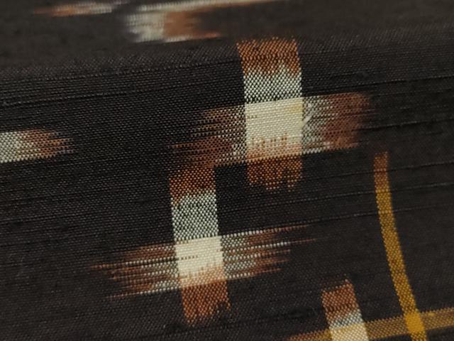 平和屋着物●本場米琉　置賜紬　琉球絣文様　黒地　正絹　逸品　AABF1329ck