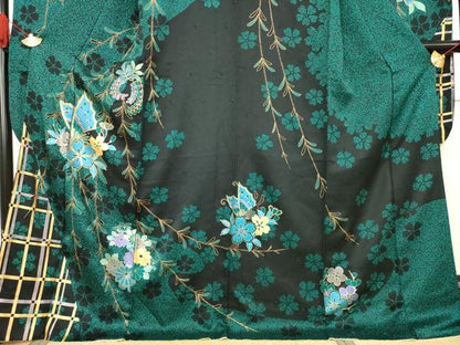 平和屋着物●豪華振袖　駒刺繍　花蝶文　黒地　金彩　正絹　逸品　AABF1394ck