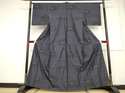 平和屋着物●本場大島紬　鳥獣　人物文　正絹　逸品　AABF1782ck
