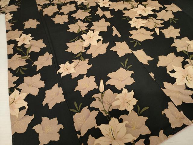 平和屋着物●上質な小紋　百合　ユリ　黒地　金彩　正絹　逸品　AABF1800ck 平和屋着物○上質な小紋 百合 ユリ 黒地 金彩 正絹 逸品 AABF1800ck