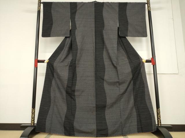 平和屋着物●結城紬　80亀甲　よろけ間道　黒地　正絹　逸品　AABF1808ck 平和屋着物○結城紬 80亀甲 よろけ間道 黒地 正絹 逸品 AABF1808ck