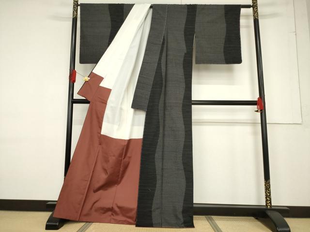 平和屋着物●結城紬　80亀甲　よろけ間道　黒地　正絹　逸品　AABF1808ck 平和屋着物○結城紬 80亀甲 よろけ間道 黒地 正絹 逸品 AABF1808ck
