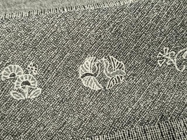 平和屋着物●お召　双鶴横段草花文　黒地　正絹　逸品　AABF2046cs