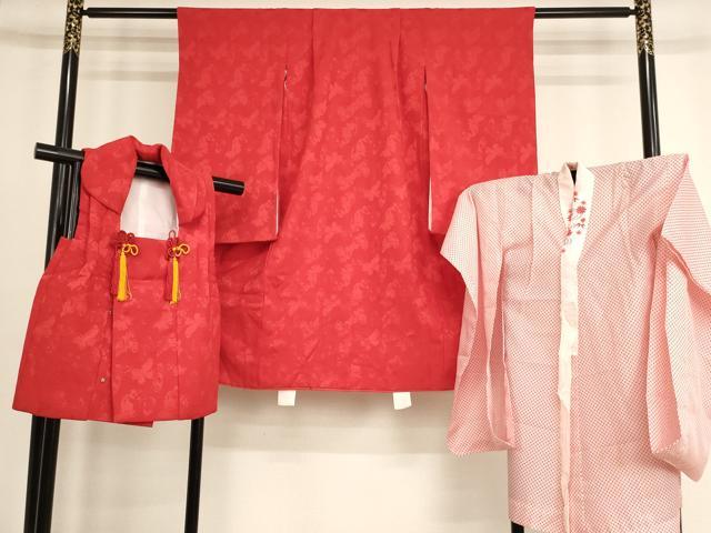 平和屋着物[]七五三 女の子 ３歳 祝着 三つ身 長襦袢(単衣)・被布セット 舞蝶地紋 猩々緋色 AABF2143ja