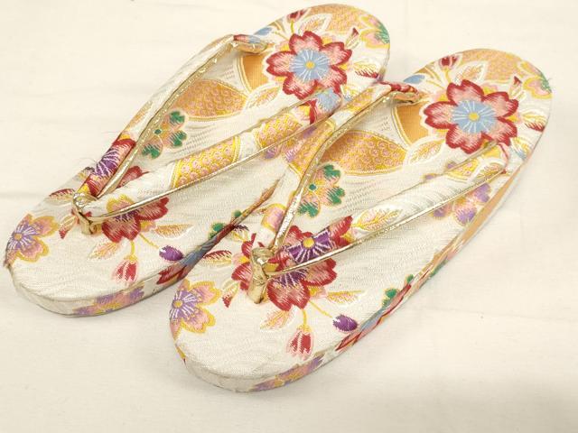 平和屋着物[]七五三　女の子　和装小物　和装草履　刺繍　桜　箱付き　逸品　AABF2235ja