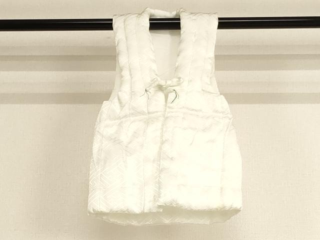 平和屋着物[]七五三　男の子　三歳　一つ身　祝着・袖なし羽織セット　紗綾形地紋　白磁色　AABF2238ja