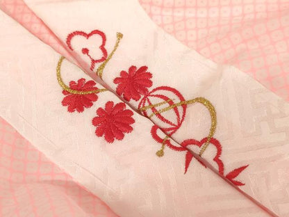 平和屋着物[]七五三　女の子　３歳　祝着　三つ身　長襦袢(単衣・半衿刺繍)セット　駒刺繍　御所車花絵巻文　洗える着物　AABF2328ja