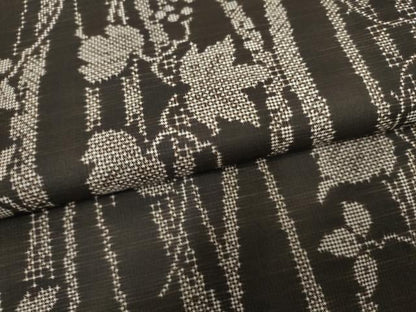 平和屋着物●本場大島紬 泥染め 一元7マルキ 南天蔦の葉文 正絹 逸品 AABF2969cs