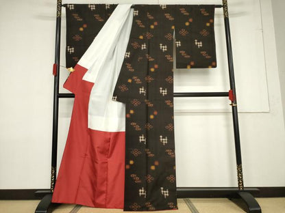 平和屋着物●国指定重要無形文化財 本場久米島紬 手織 琉球絣文様 正絹 逸品 AABF3562ck