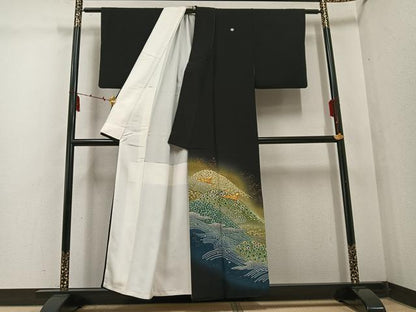平和屋着物●蔦屋文司 黒留袖 駒刺繍 飛鶴花文 暈し染め 金彩 正絹 逸品 AABF4467ph