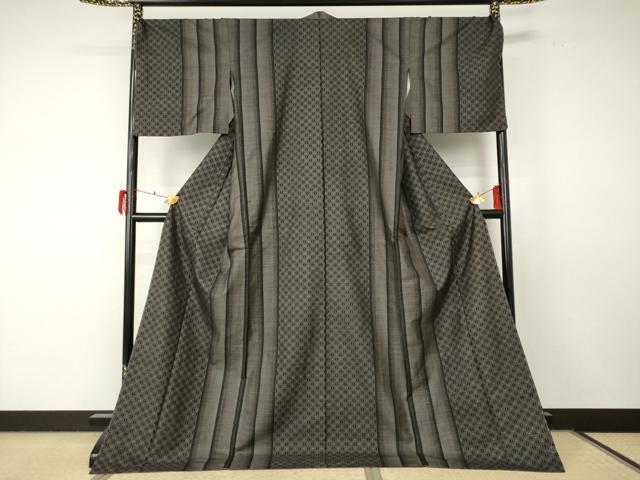 平和屋着物●本場大島紬 泥染め カタス9マルキ 変わり亀甲間道 ロング丈 正絹 逸品 AABF5212cs