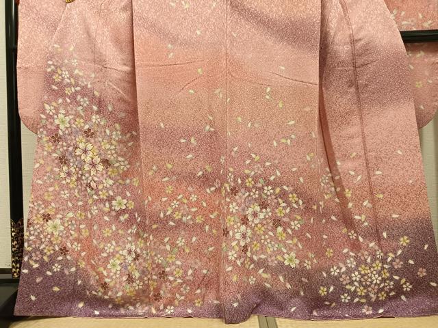 平和屋着物●豪華振袖 駒刺繍 舞花文 暈し染め 金彩 金通し地 正絹 逸品 AABF5390ph
