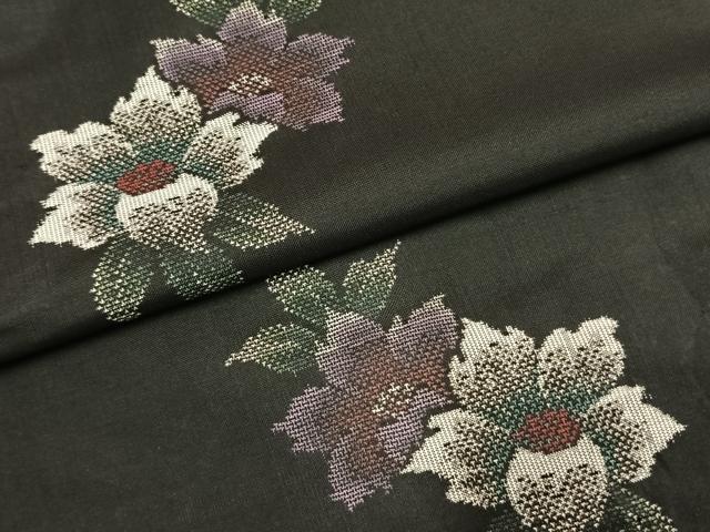 平和屋着物●本場大島紬 カタス9マルキ 草花文 黒地 正絹 逸品 AABF5968fy