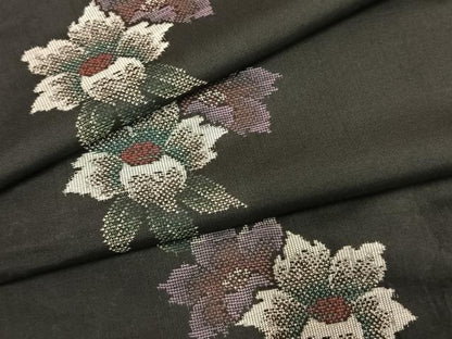 平和屋着物●本場大島紬 カタス9マルキ 草花文 黒地 正絹 逸品 AABF5968fy