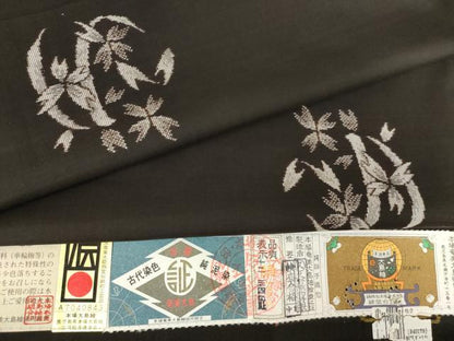 平和屋着物●本場大島紬 純泥染 手織り カタス9マルキ 総絣 地空き 枝花文 桜 久野織物謹製 さが美扱い 証紙付き 逸品 未使用 AABF6169ck