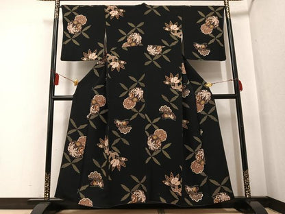 平和屋着物●上質な小紋 松竹梅草花文 黒地 鬼しぼ縮緬 正絹 逸品 AABF6940ph