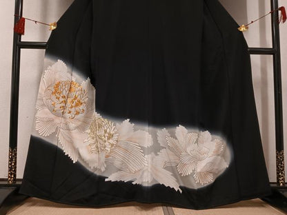 平和屋着物●豪華黒留袖 駒刺繍 舞花文 暈し染め 金彩 正絹 逸品 AABF8118ph